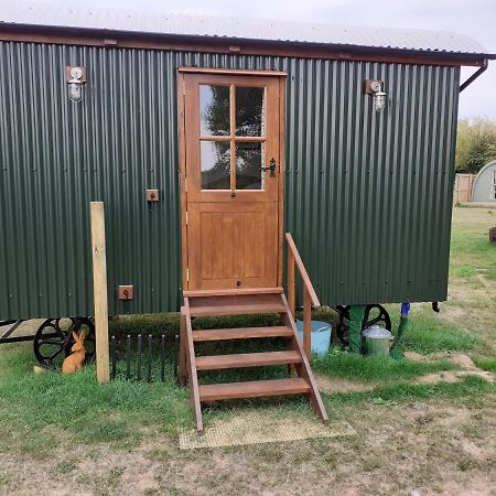 Glamping In Wiltshire In Our Luxury Shepherds Hut Chippenham  Exterior photo