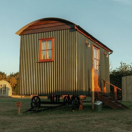 Glamping In Wiltshire In Our Luxury Shepherds Hut Chippenham  Exterior photo