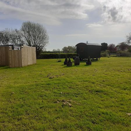 Glamping In Wiltshire In Our Luxury Shepherds Hut Chippenham  Exterior photo