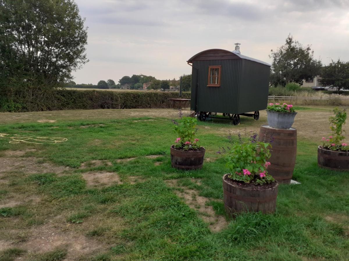 Glamping In Wiltshire In Our Luxury Shepherds Hut Chippenham  Exterior photo