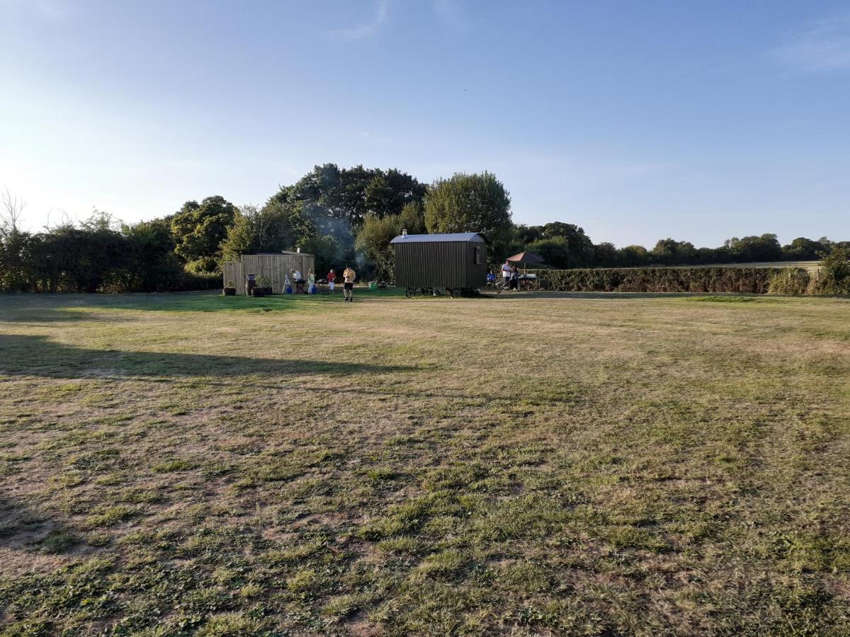 Glamping In Wiltshire In Our Luxury Shepherds Hut Chippenham  Exterior photo