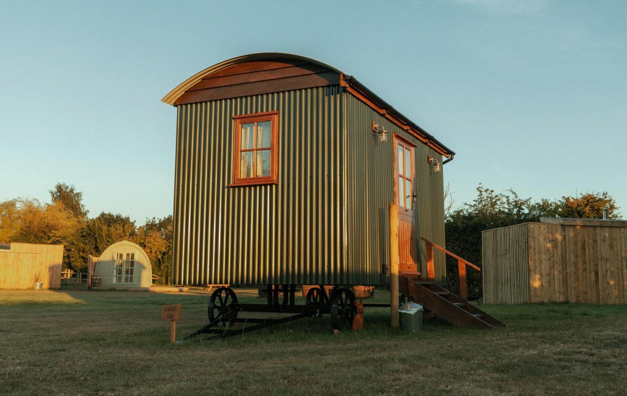 Glamping In Wiltshire In Our Luxury Shepherds Hut Chippenham  Exterior photo