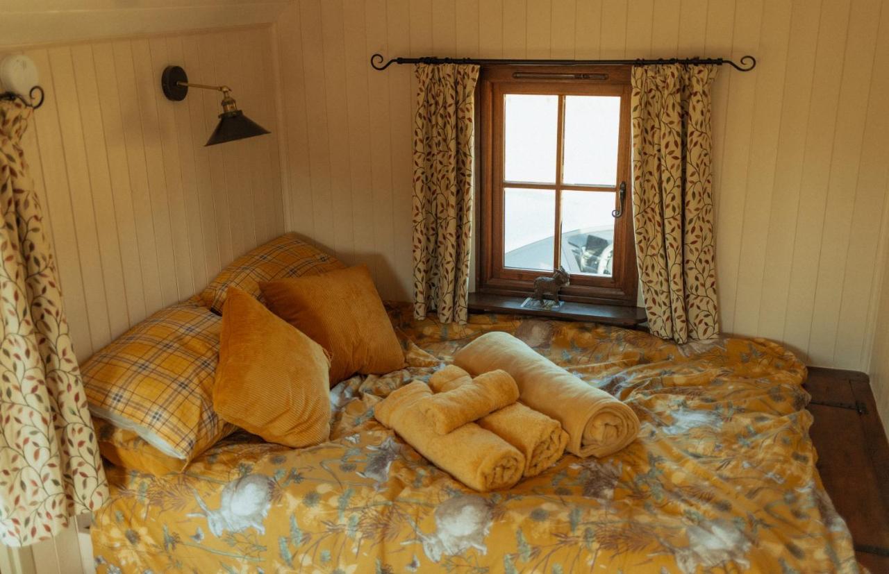 Glamping In Wiltshire In Our Luxury Shepherds Hut Chippenham  Exterior photo