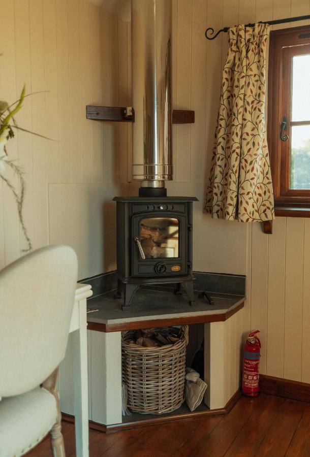 Glamping In Wiltshire In Our Luxury Shepherds Hut Chippenham  Exterior photo