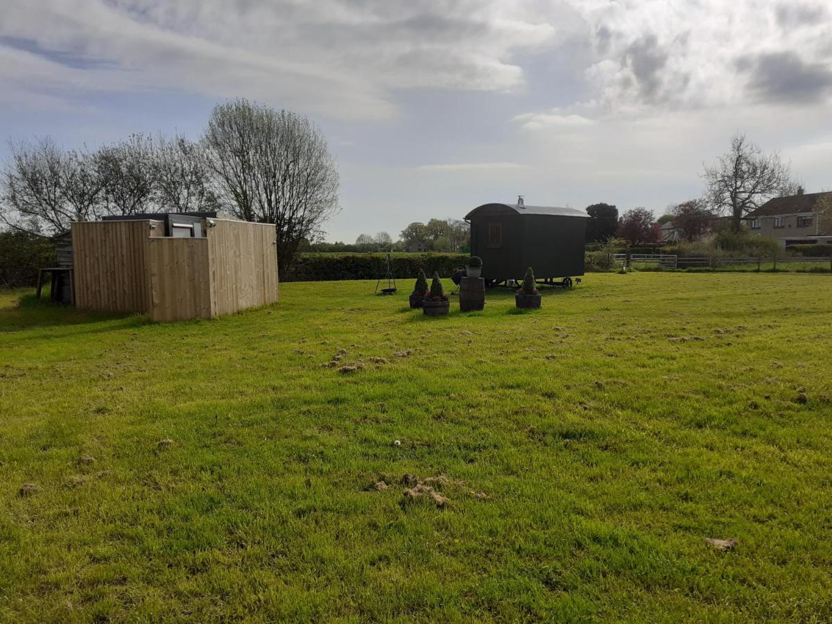 Glamping In Wiltshire In Our Luxury Shepherds Hut Chippenham  Exterior photo