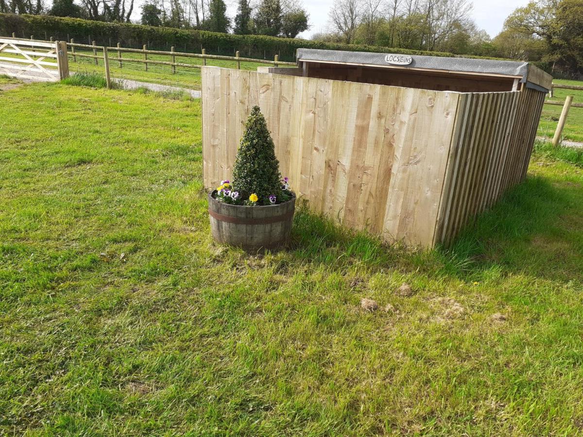 Glamping In Wiltshire In Our Luxury Shepherds Hut Chippenham  Exterior photo