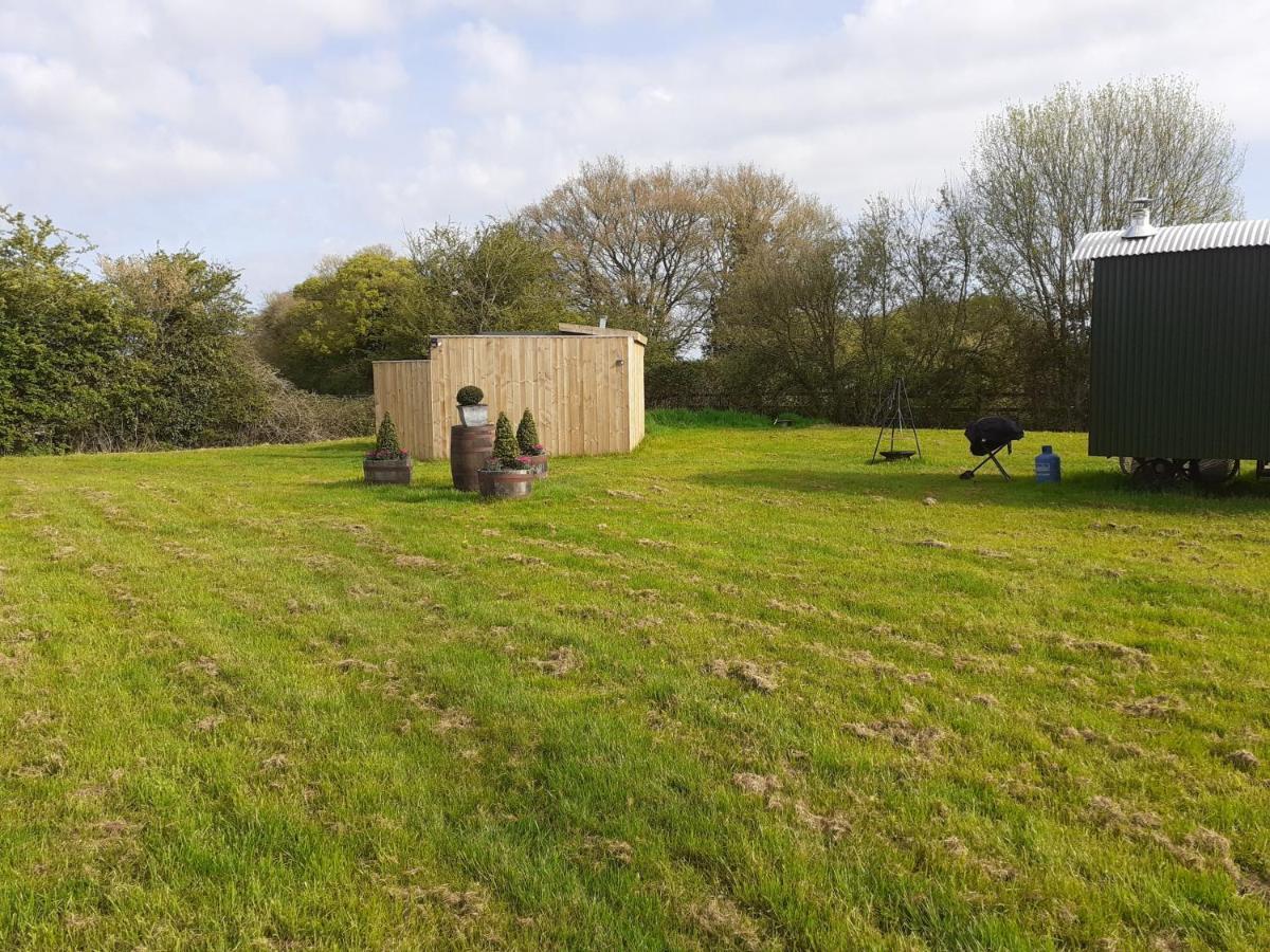 Glamping In Wiltshire In Our Luxury Shepherds Hut Chippenham  Exterior photo