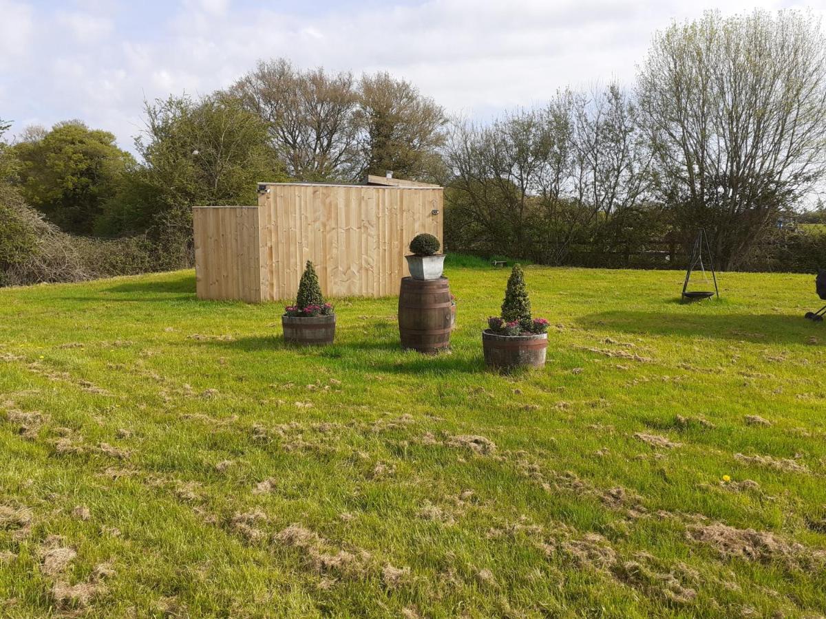 Glamping In Wiltshire In Our Luxury Shepherds Hut Chippenham  Exterior photo
